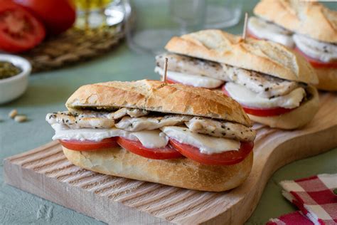 Bocadillo caprese de pollo con ingredientes frescos como tomate, mozzarella y albahaca.