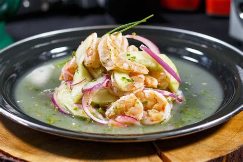 Plato de tostadas de aguachile de camarón fresco sobre una mesa rústica