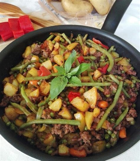 Carne picada dorándose en sartén con verduras