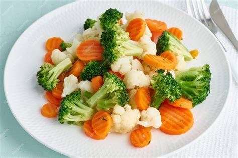 Brócoli, coliflor y zanahorias crudas y frescas