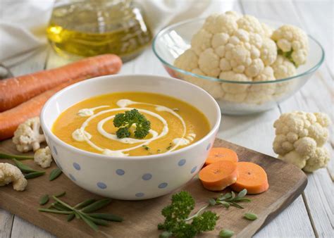Crema de coliflor y zanahoria lista para servir y decorar