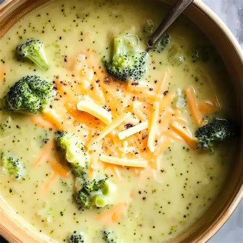 Sopa de brócoli y cheddar humeante y lista para degustar