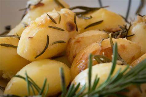 Patatas en rodajas con hierbas aromáticas para horno