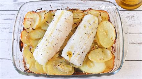 Merluza con base de patatas y ajos confitados en bandeja de horno