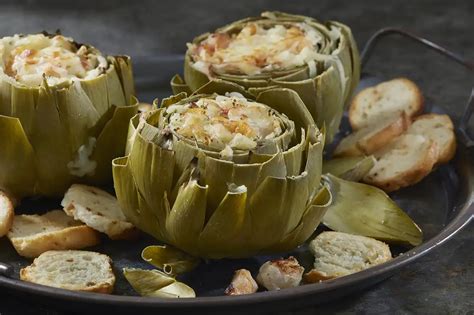 Variedad de platos con alcachofas cocinadas