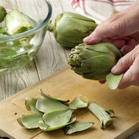 Alcachofas cortadas con rodajas de limón para evitar la oxidación