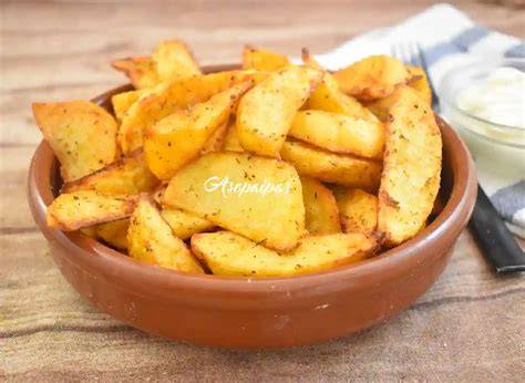 Patatas Cajún recién hechas y crujientes en un bol