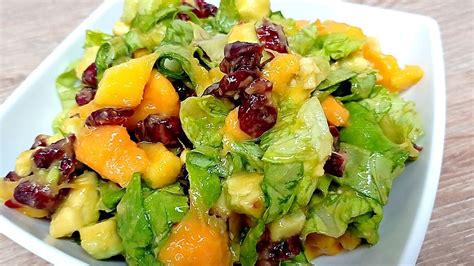 Variedad de ensaladas dulces con lechuga, frutas y frutos secos