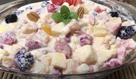 Ensalada de frutas frescas con crema de leche y hierbabuena