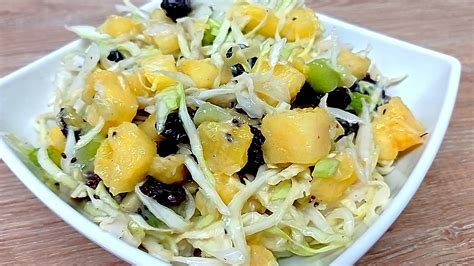 Ensalada de piña, repollo y pasas