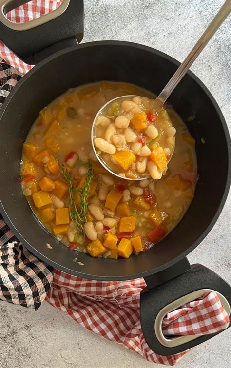 Guiso rápido de alubias con calabaza en un cuenco
