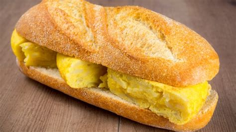 bocadillo tradicional de tortilla de patatas con jamón