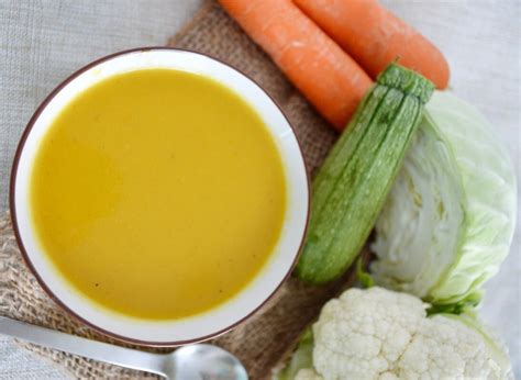 Crema de verduras decorada con perejil y semillas