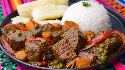 Seco de res con frejoles plato criollo peruano