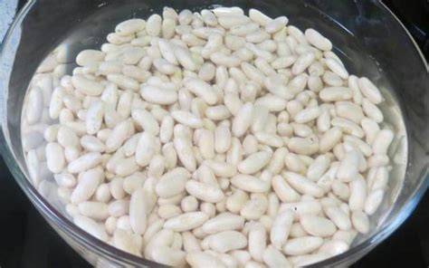 Alubias blancas en remojo