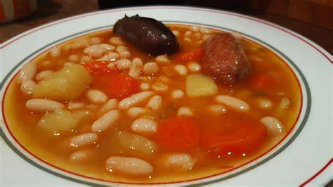Potaje de alubias blancas cociéndose a fuego lento