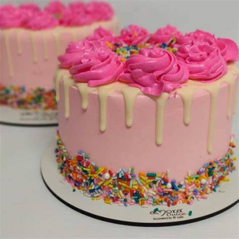 Ejemplo de pastel con efecto drip cake rosa