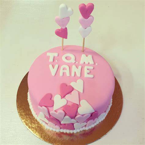 Corazones y moño hechos de fondant rosa