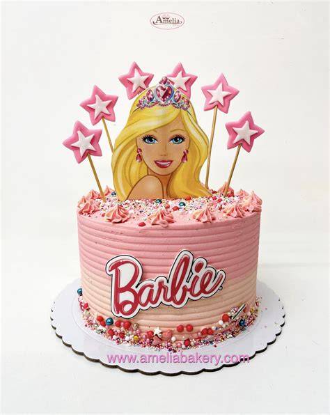 Pastel de Barbie terminado con todos los elementos decorativos