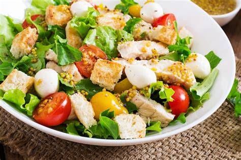Ensalada fresca con pechuga de pollo cocida y varios brotes