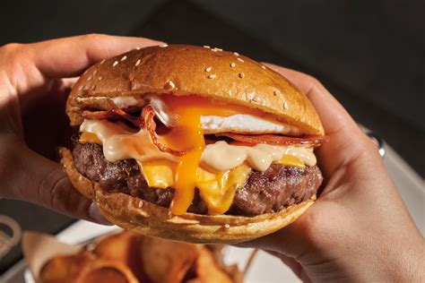 Hamburguesa gourmet servida en Goiko