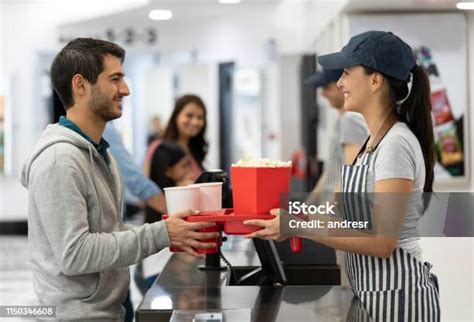 Mujer vendiendo palomitas en un cine de época