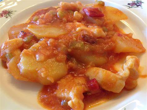 Bacalao desmigado sofriéndose con cebolla y ajo