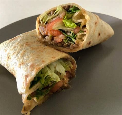 Variedad de burritos vegetarianos coloridos sobre una mesa de madera