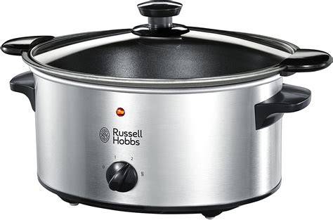 Alcachofas confitándose en una olla de cocción lenta