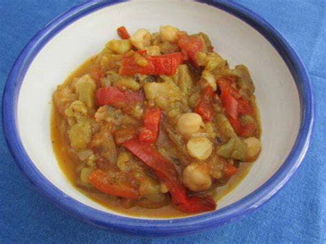 Guiso de berenjenas y garbanzos en un cuenco