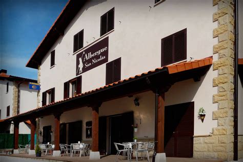 Fachada y entorno del albergue de peregrinos en La Faba