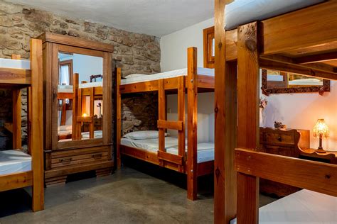Instalaciones interiores y dormitorios del albergue