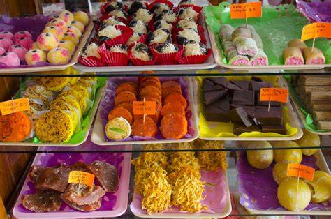 Variedad de empanadas y dulces artesanales expuestos en vitrina