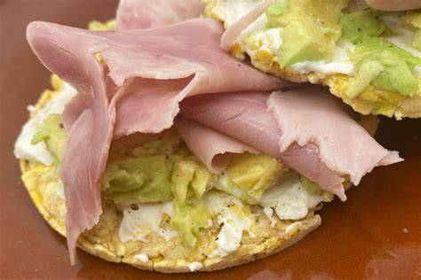Tortita de maíz con huevo, queso y jamón