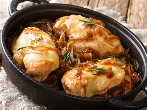 Enrollados de pollo y cebolla caramelizada servidos en plato