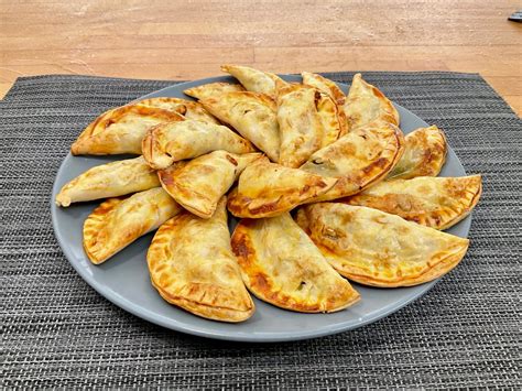 Plato de empanadillas perfectamente selladas y doradas