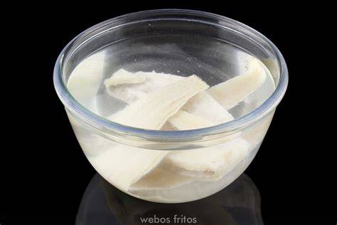 Bacalao desalándose en agua fría