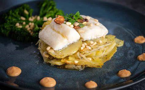 Plato de bacalao confitado con guarnición