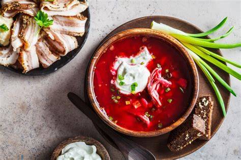 Un tazón de Borsch servido con crema agria y eneldo