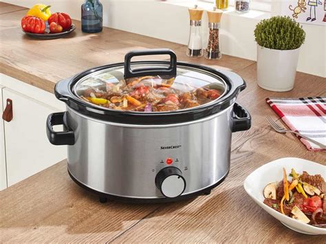 Olla de cocción lenta con alimentos cocinándose