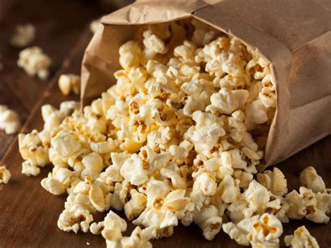 Bolsa de papel con palomitas de maíz en el microondas