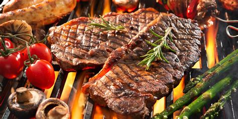 Carne asada a la parrilla lista para servir