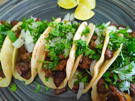Ingredientes frescos para tacos de carne asada: bistec, cebolla, cilantro, limón