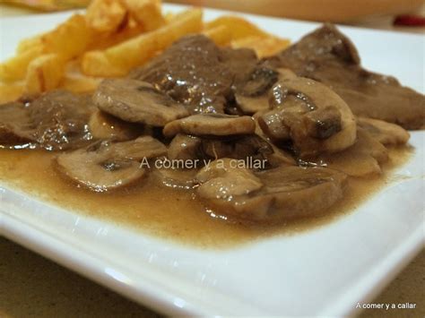 Ternera en salsa con champiñones lista para servir