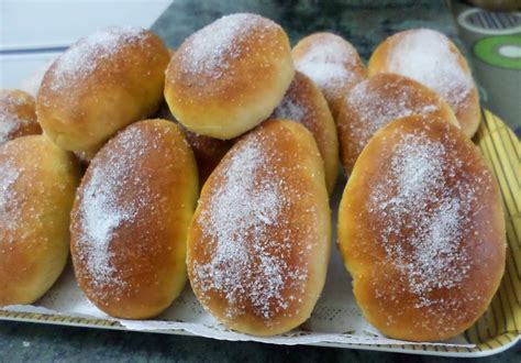 Bollos suizos recién horneados