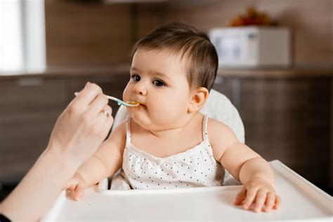 Bebé comiendo pescado