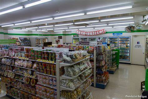 Interior de un konbini japonés con variedad de snacks