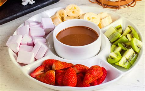 Variedad de frutas para fondue de chocolate