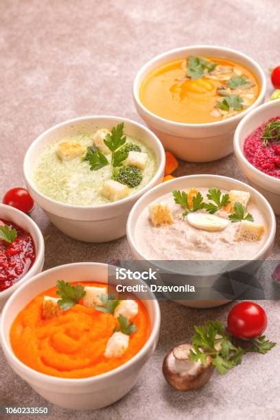 Variedad de ingredientes frescos para sopas