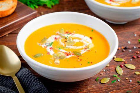 Plato de sopa cremosa de calabaza decorado
